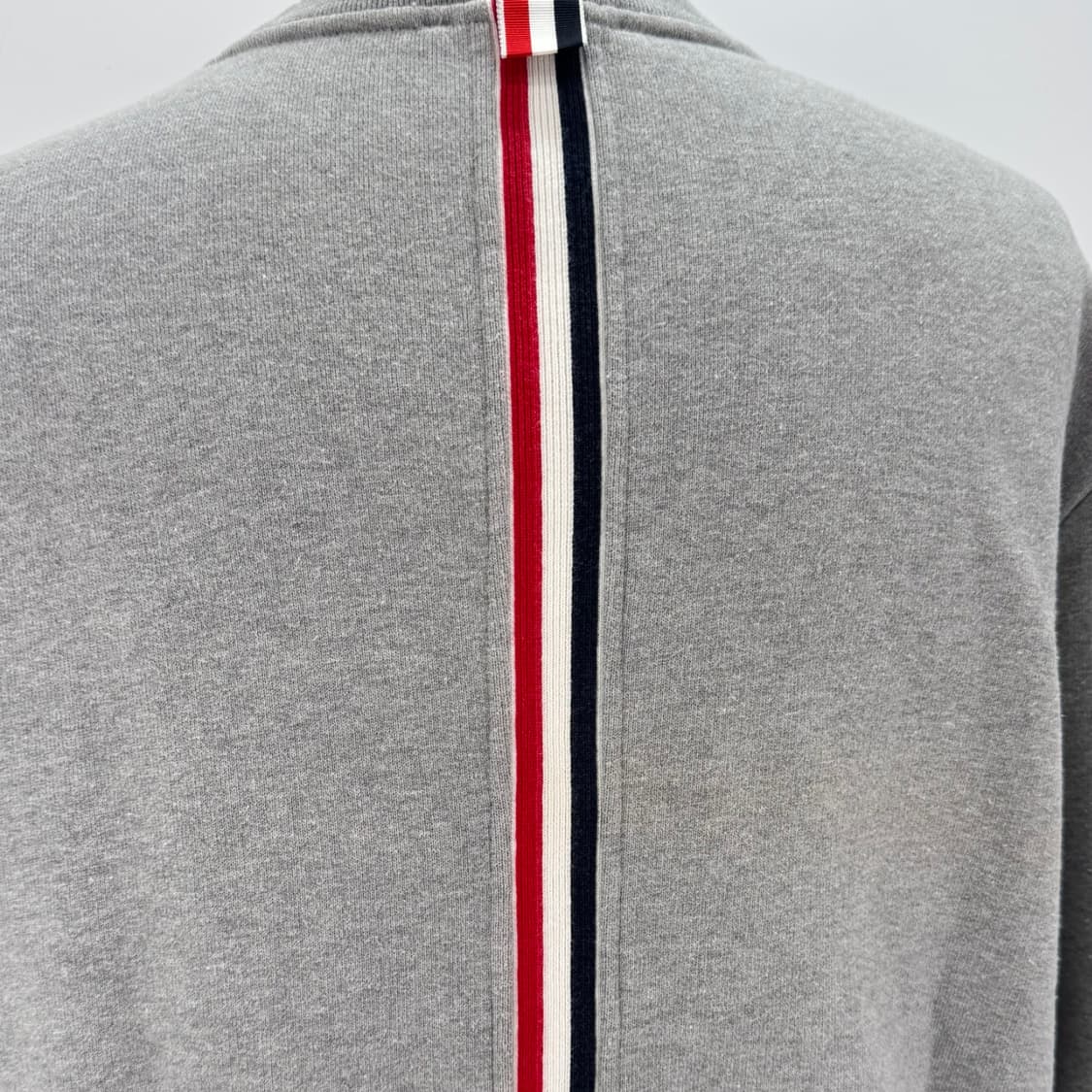 [2사이즈] 톰브라운 백삼선 맨투맨 그레이 (MJT085A) 상품이미지7