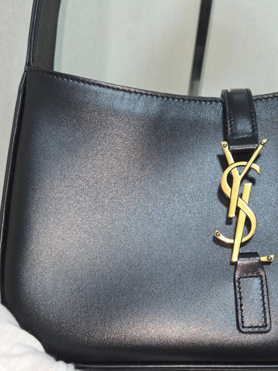 [새상품급] 생로랑 LE 5 A7 레더 호보백 Small Size 상품이미지5