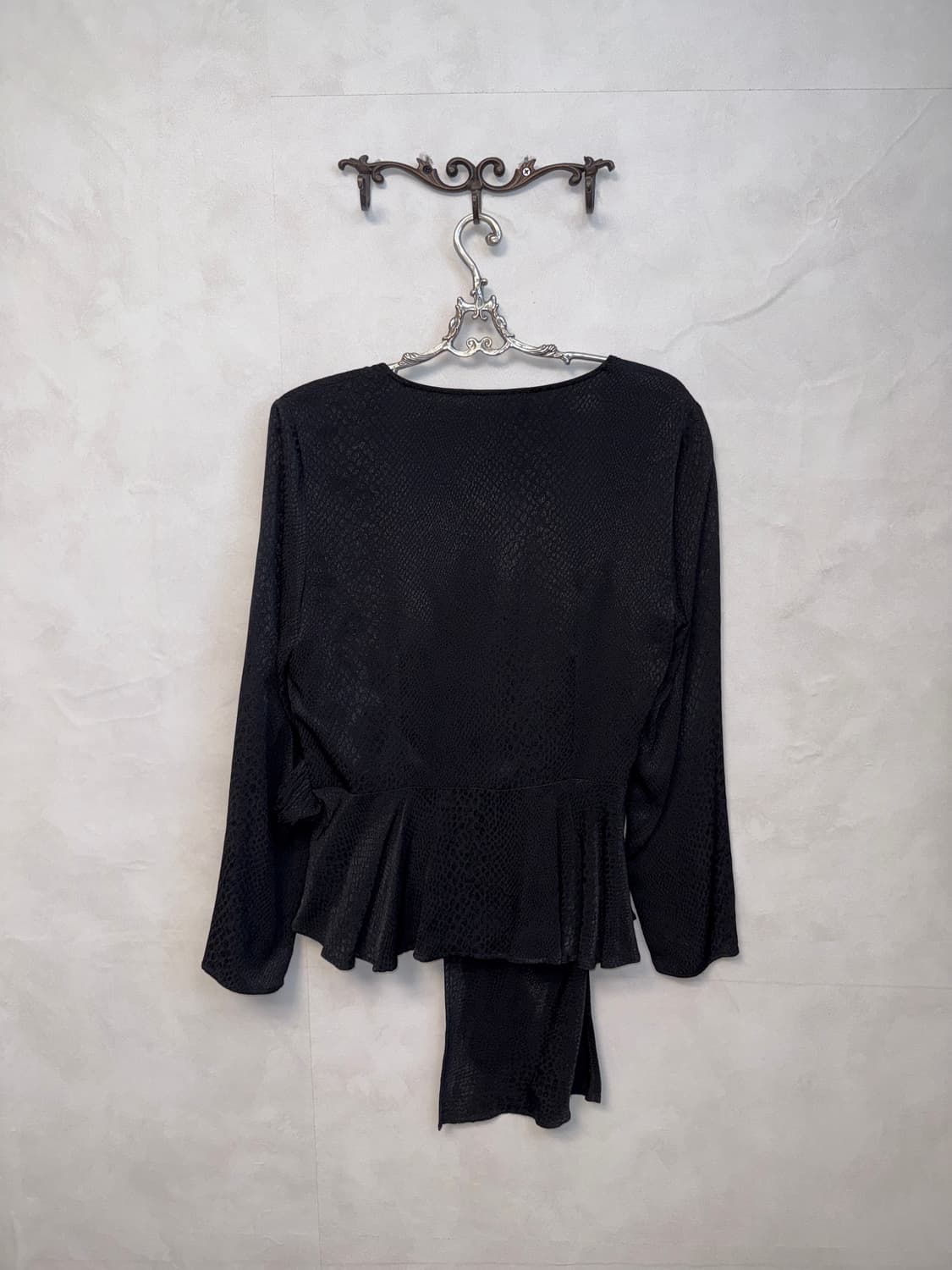 Black python satin ruffle wrap blouse 상품이미지5