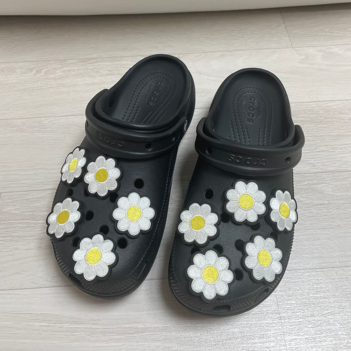 크록스 Crocs 클래식 플랫폼 클로그 250 블랙 + 데이지 지비츠 상품이미지1