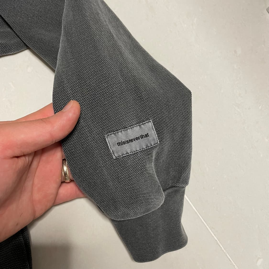 정품 디스이즈네버댓 피그먼트 차콜 빅로고 긴팔 카라티 상품이미지7