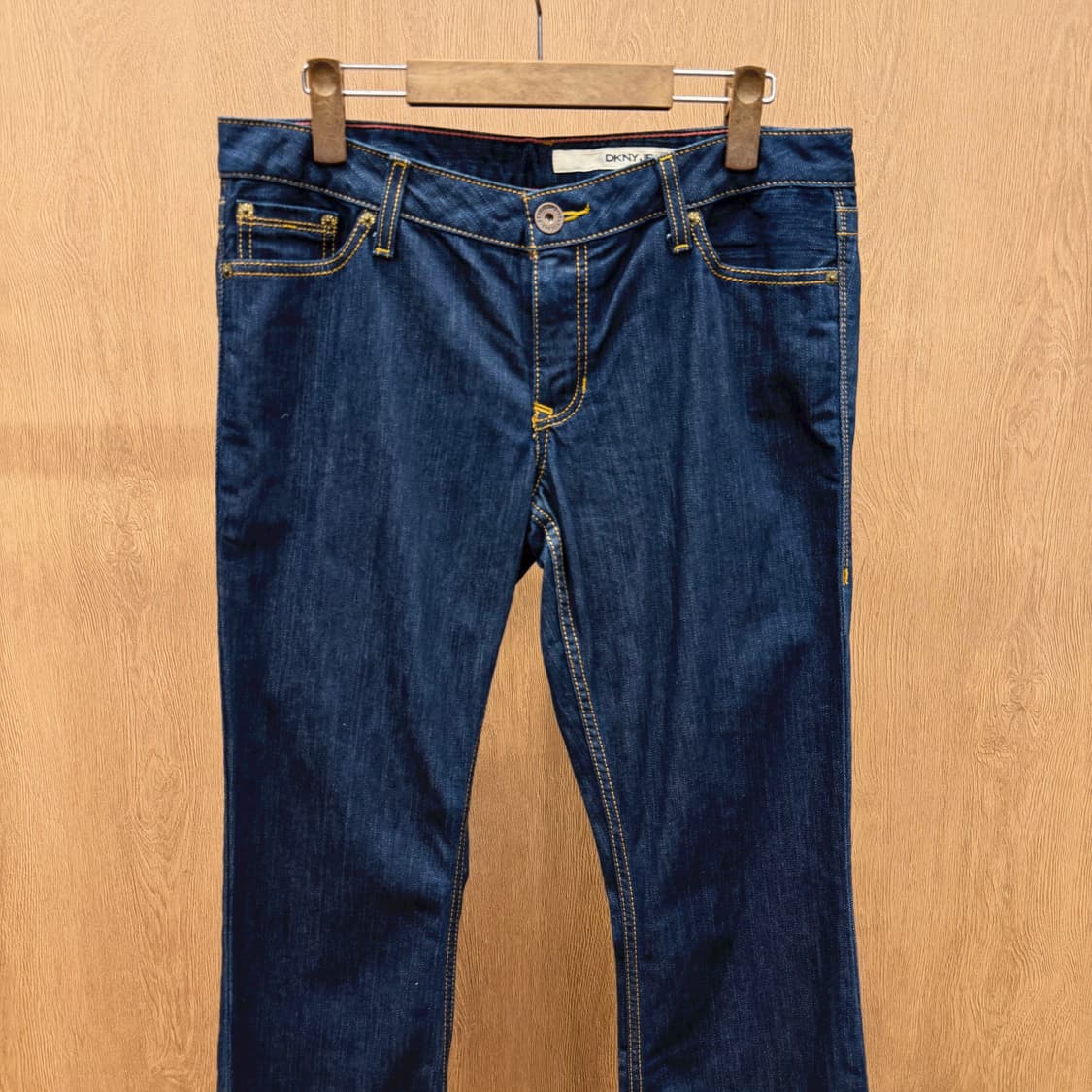 DKNY 진스 데님 팬츠 로우라이즈 가죽 로고 패치 세미 부츠컷 인디고 상품이미지3