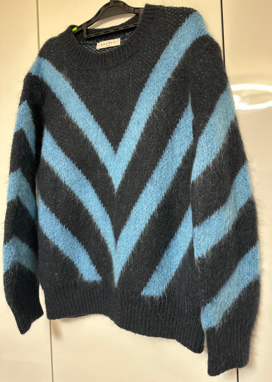 산드로 블랙/블루 브이넥 모헤어니트 상품이미지3