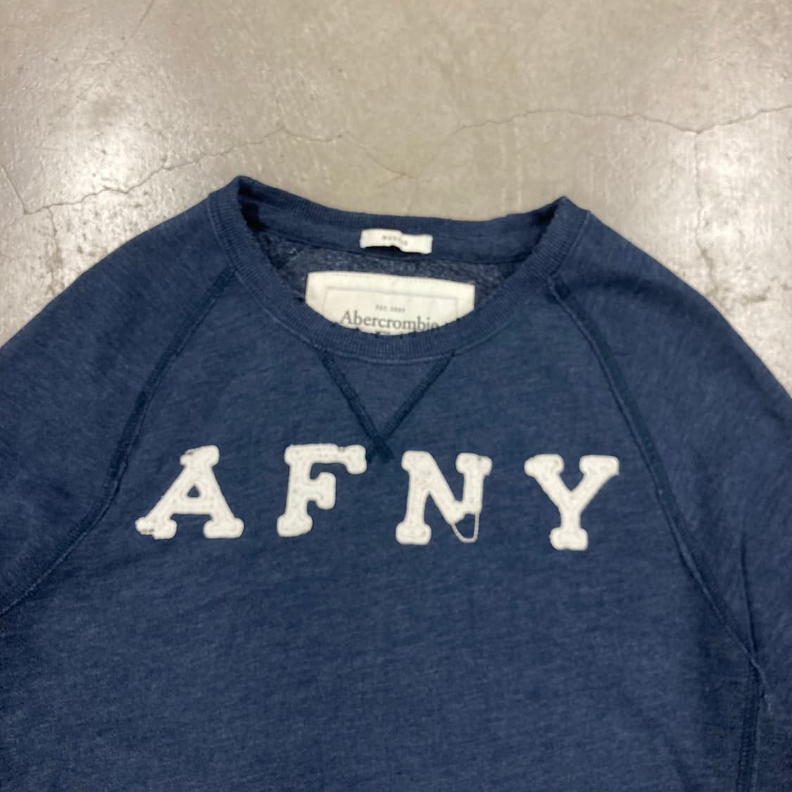아베크롬비 네이비 컬러 빅로고 롱슬리브 상품이미지2
