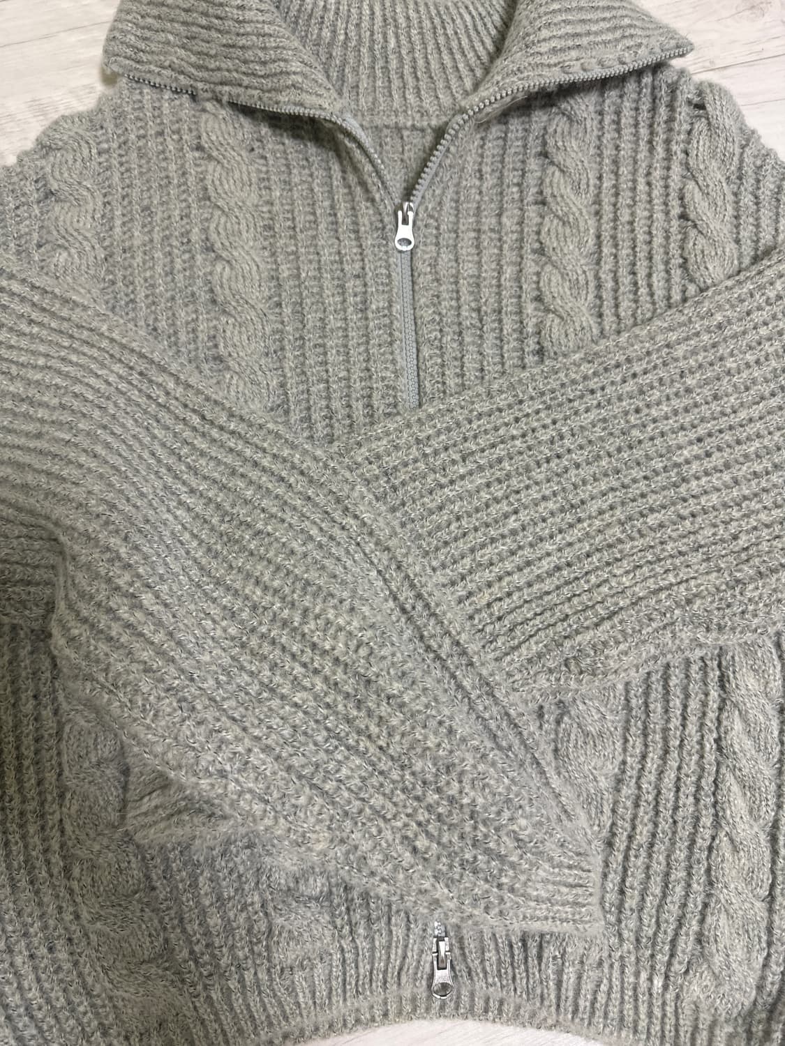 에이블리 하이넥 벌룬 투웨이 꽈배기 니트집업 카키색 상품이미지1