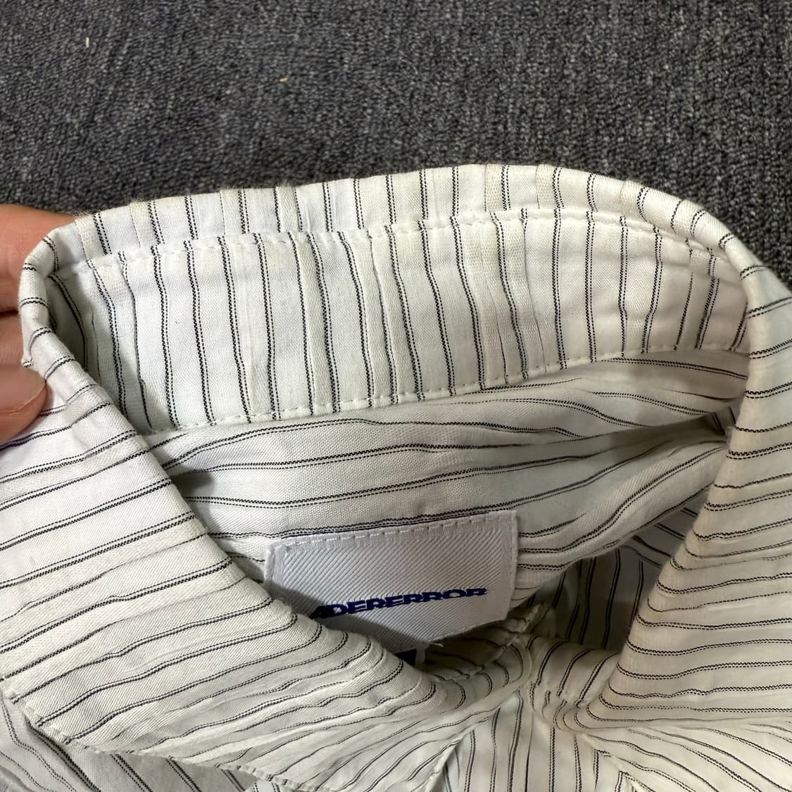 아더에러 주름디테일 스트라이프 셔츠 상품이미지8