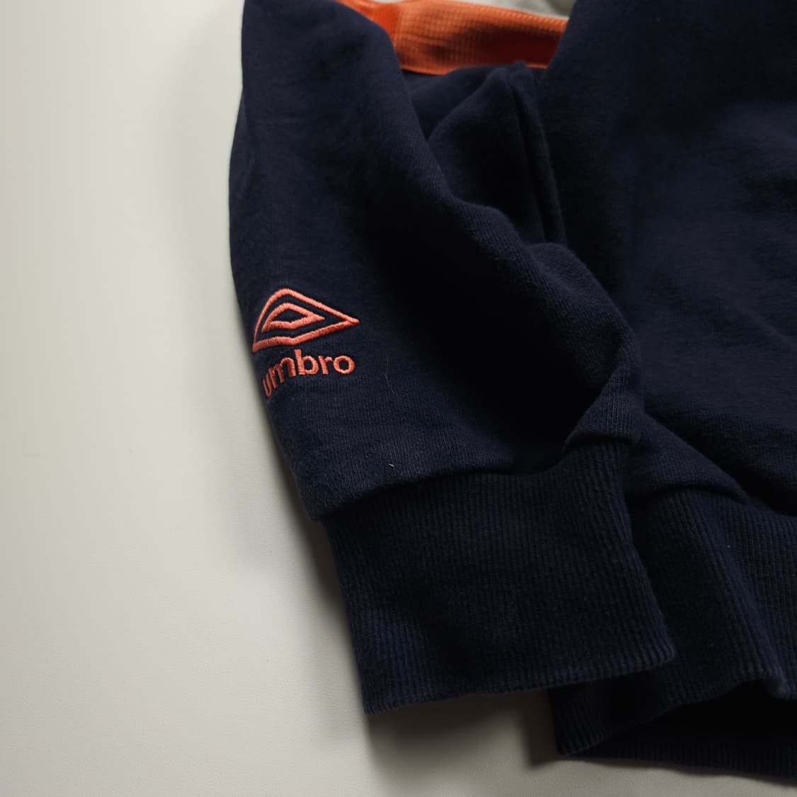 엄브로 센터로고 배색 디테일 맨투맨 (95) 상품이미지3