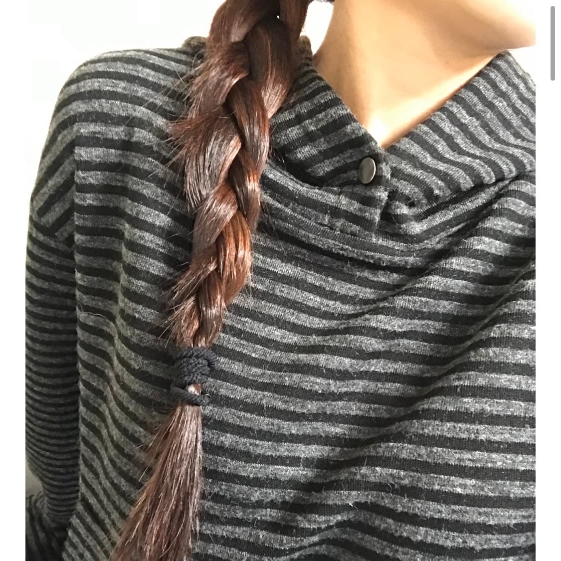 쏘비 버튼 니트 스트라이프 세미 후드티(차콜) 상품이미지2