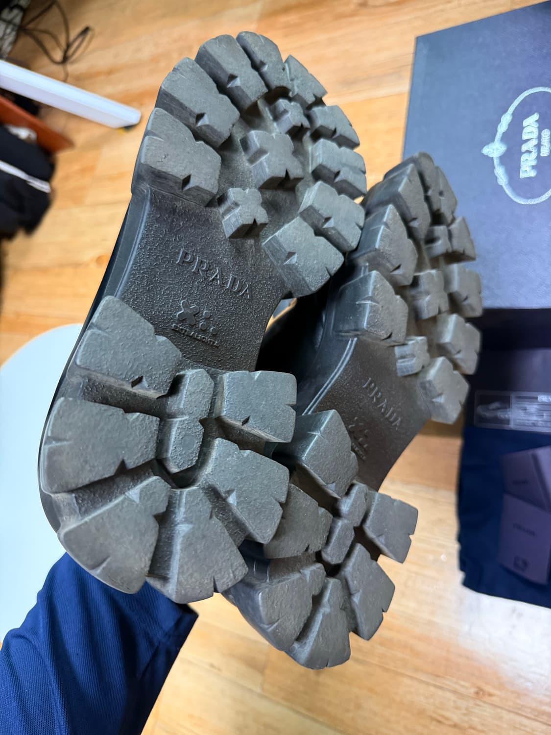 프라다 모놀리스 브러쉬드 로퍼 상품이미지9