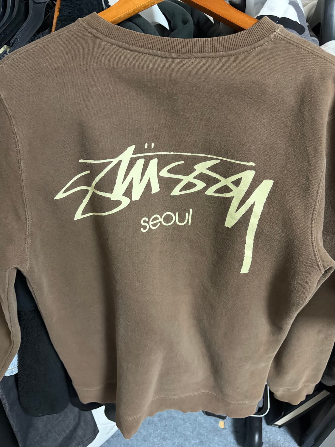 스투시 서울 브라운 맨투맨 상품이미지1