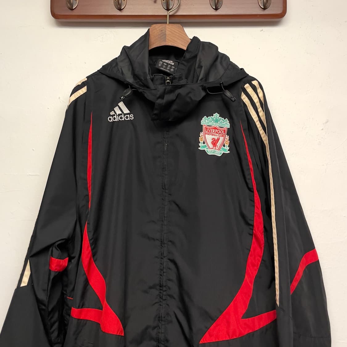 아디다스 리버풀 칼스버그 벤치 바람막이 자켓  상품이미지3