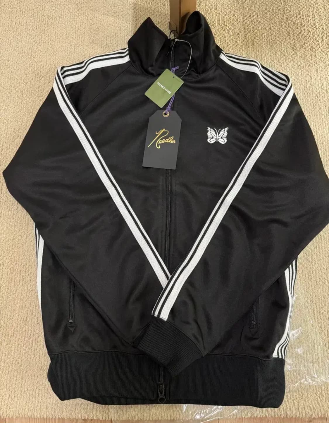 니들스 트랙자켓 검흰 상품이미지1