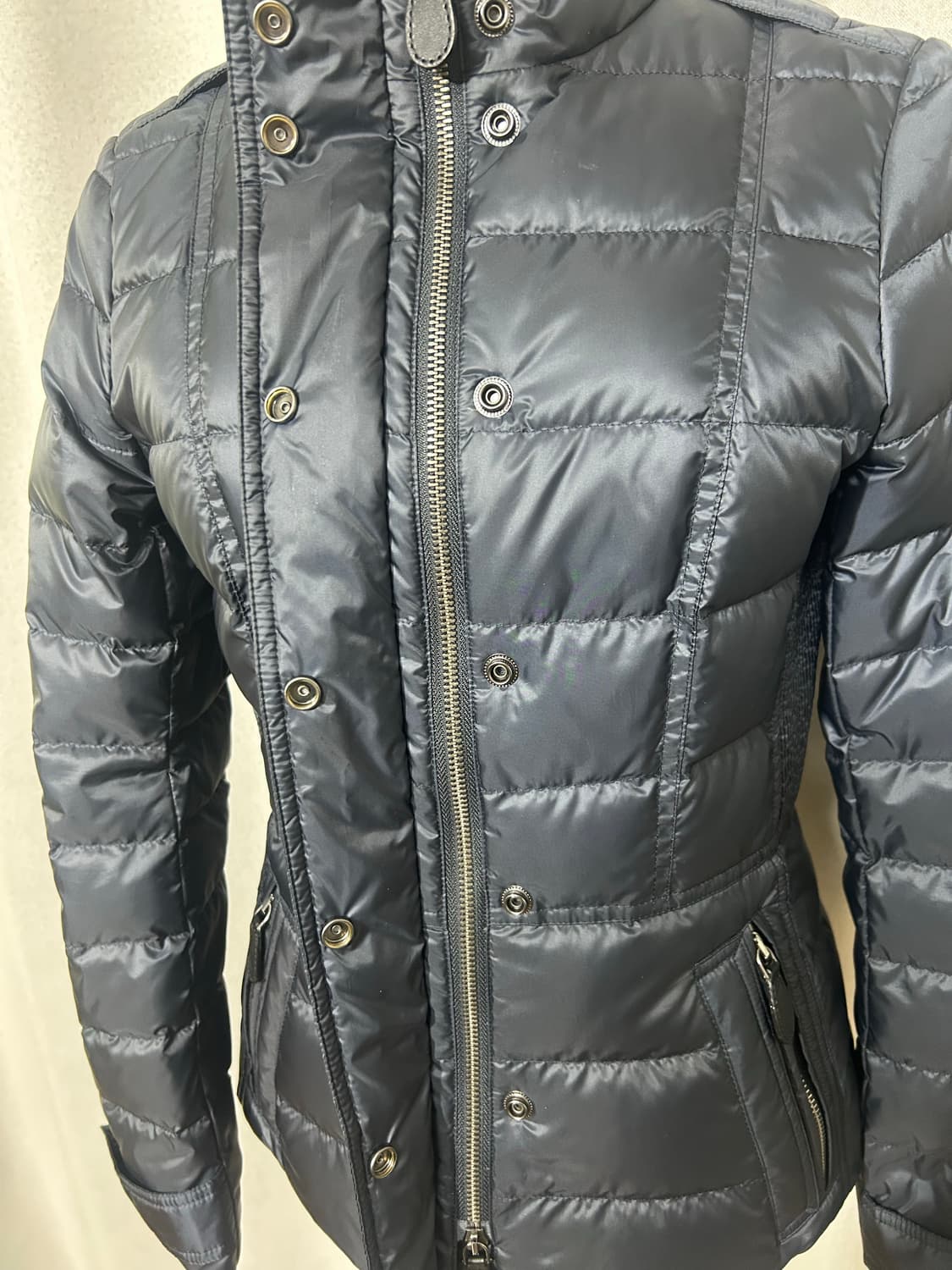 정품 버버리 데일스버리 여성 다운 경량 숏패딩 다크인디고색상 -새상품- 상품이미지5