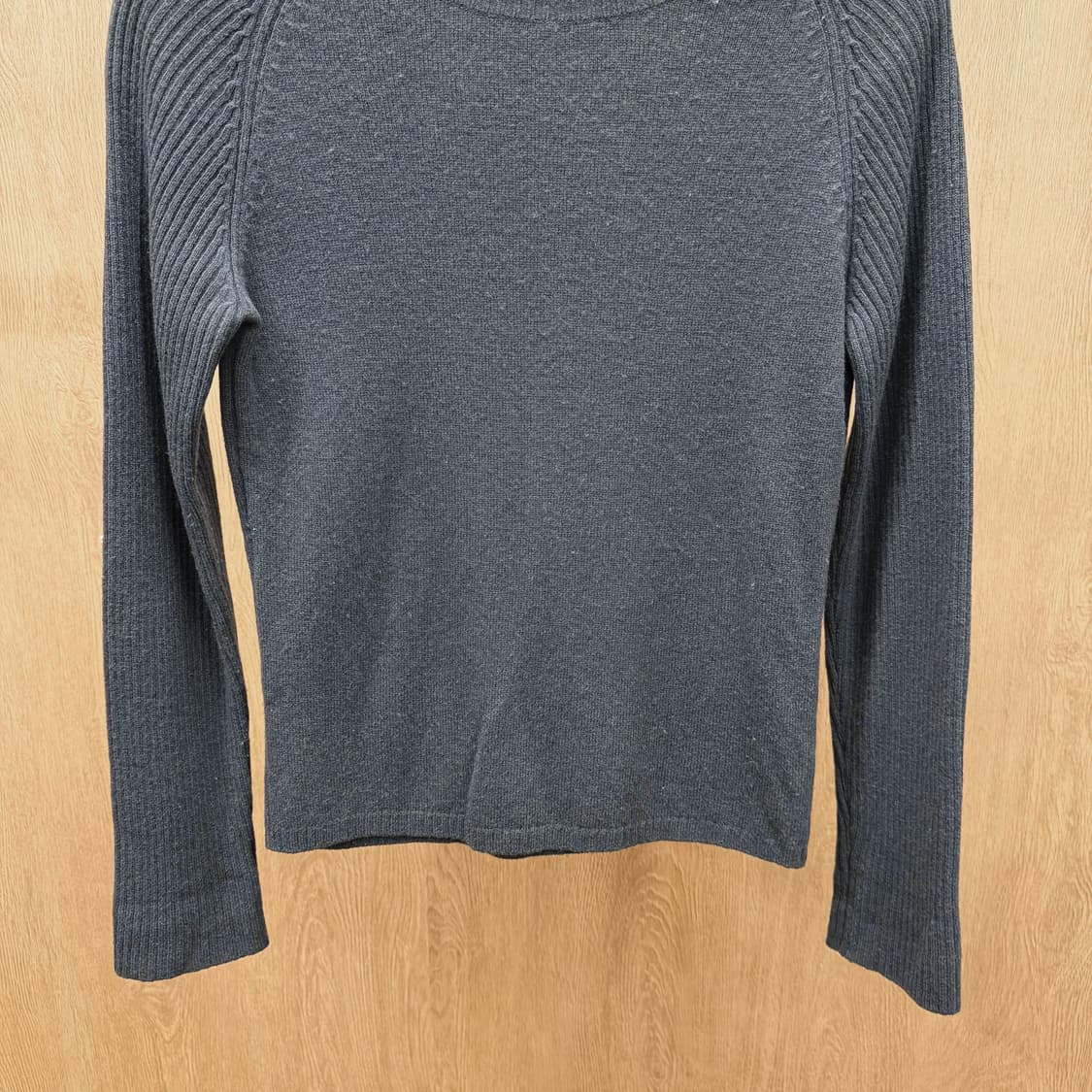 시스템 라운드넥 슬림핏 긴팔 울 니트 심플 솔리드 립 슬리브 디테일 차콜 상품이미지5