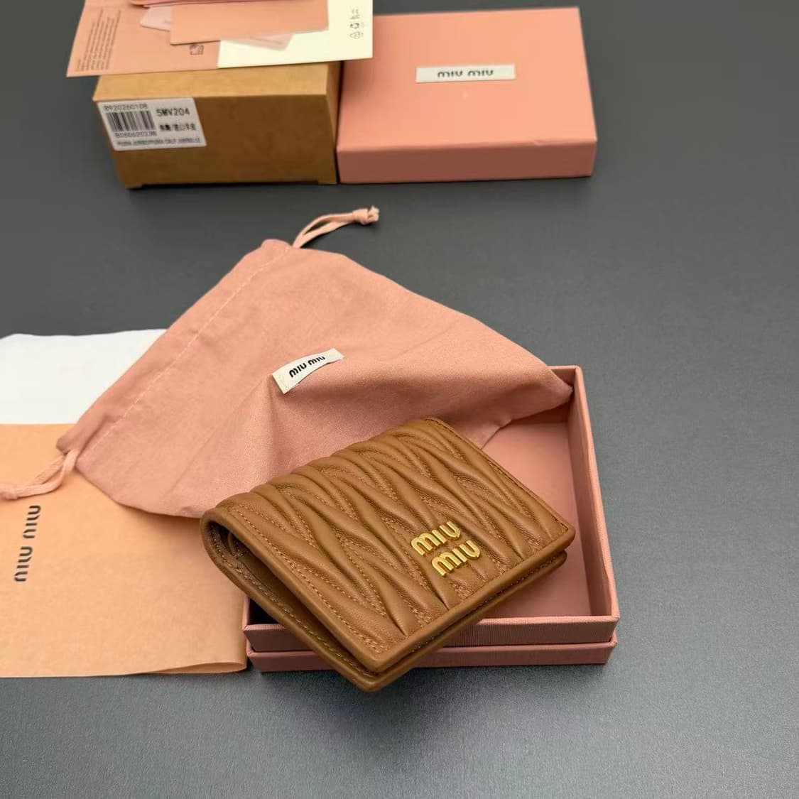 미우 미우 스몰 마테라쎄 나파 레더 지갑 카라멜 상품이미지4