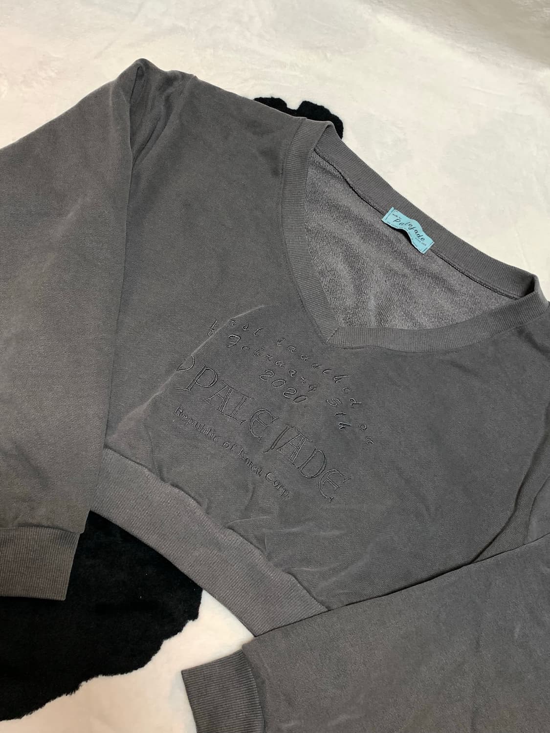 페일제이드 크롭 피그먼트 맨투맨 차콜 상품이미지1