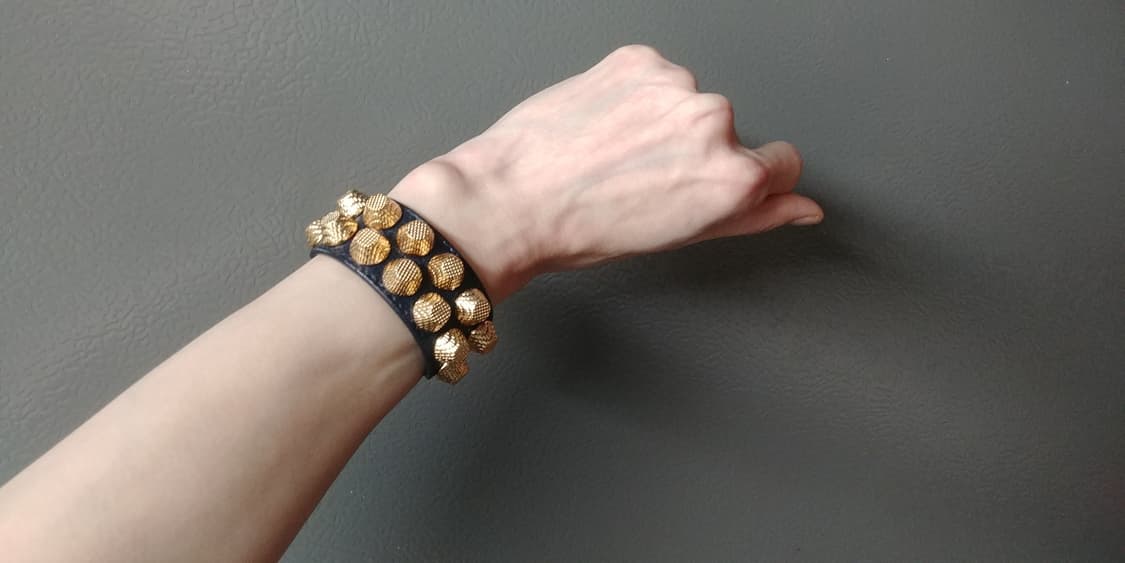 발렌시아가 Balenciaga 자이언트 커프 레더 팔찌 (네이비/골드) 상품이미지9