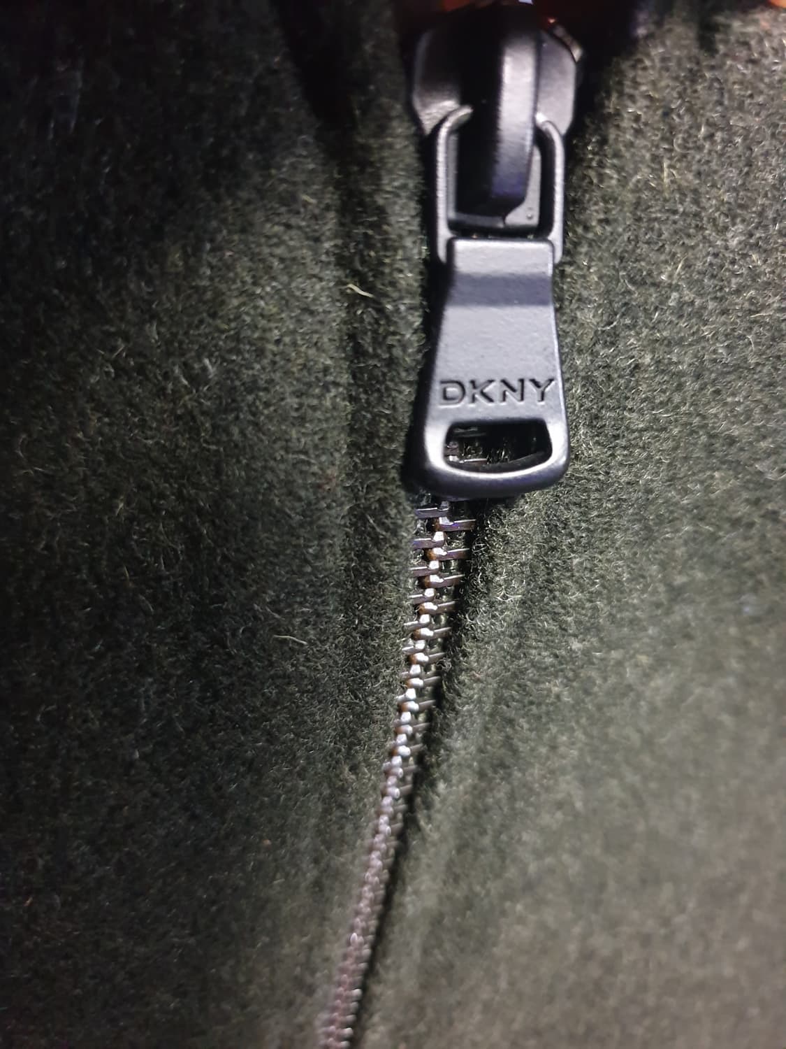 (단종매물) DKNY 컷오프라인 2WAY 빈티지 봄버자켓 딥올리브(95) 상품이미지3