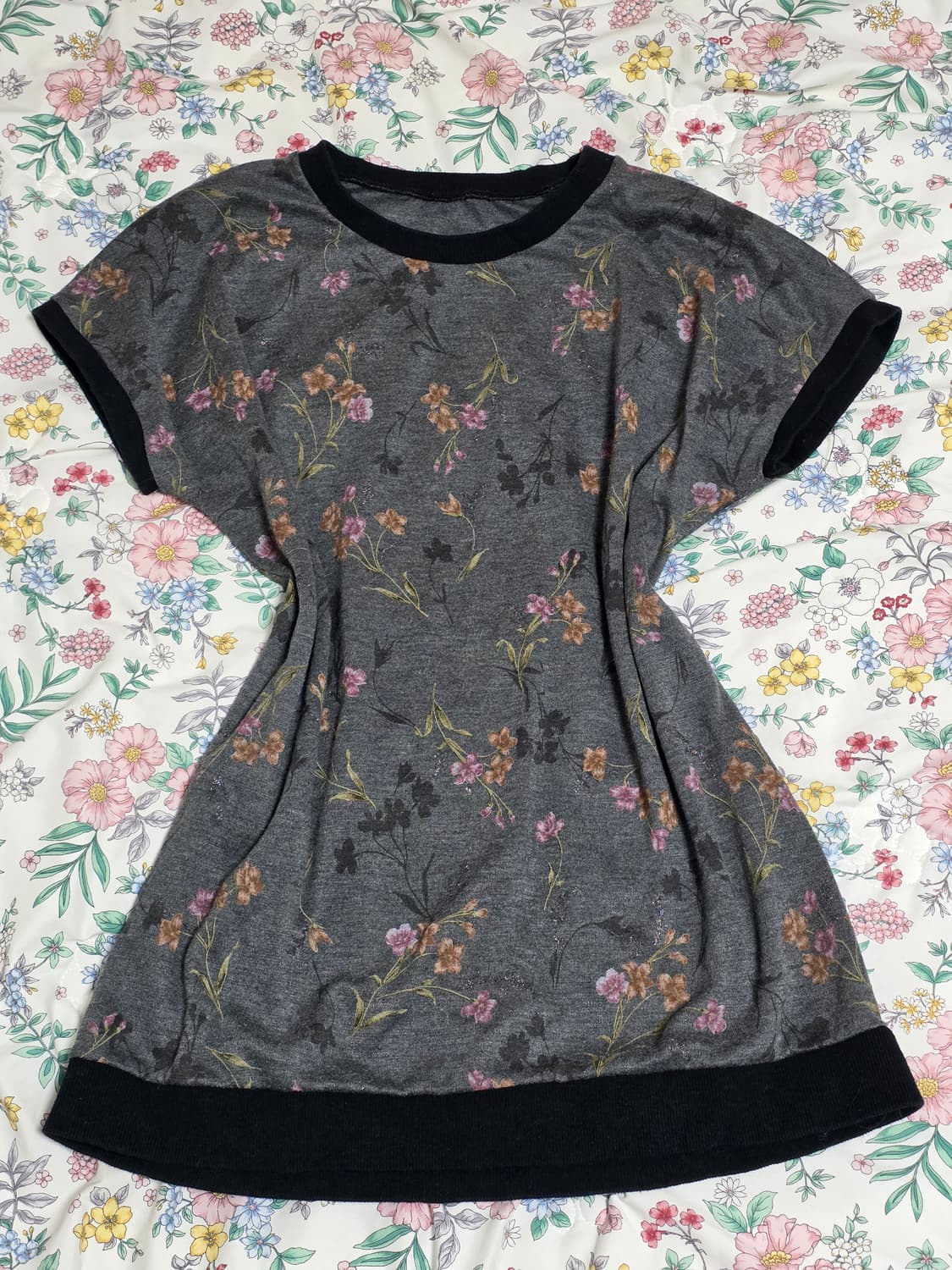 4000원빈티지)플로럴 오리엔탈 보헤미안 모리걸 그레이x블랙 꽃무늬 반팔 상품이미지1