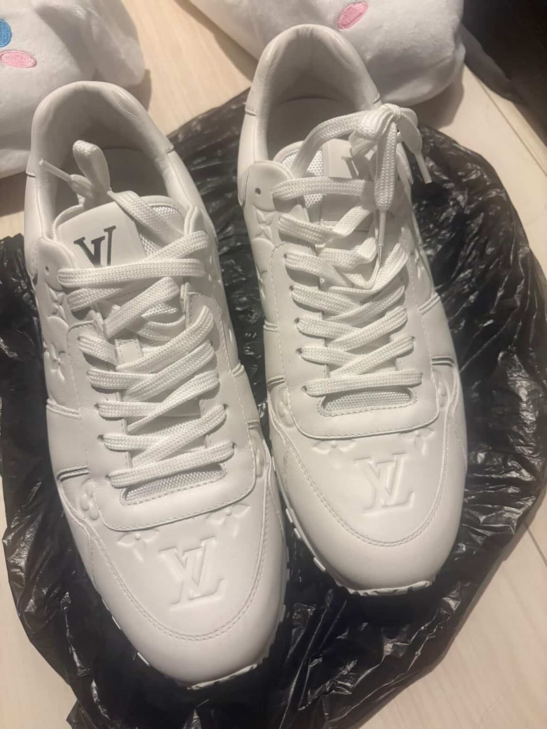 루이비통 런 어웨이 스니커즈 화이트 상품이미지1