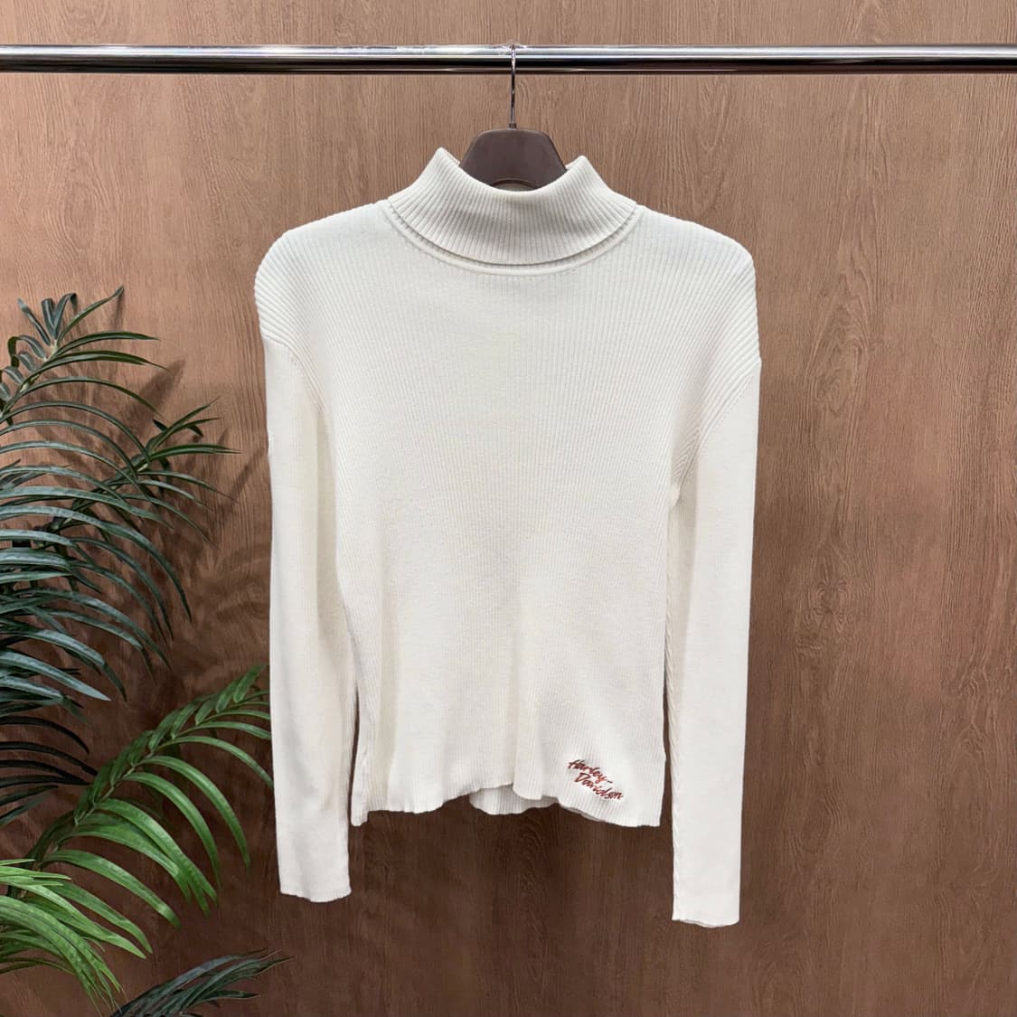 할리데이비슨 슬림핏 모크넥 긴팔 골지 니트 로고 자수 디테일 아이보리 상품이미지1