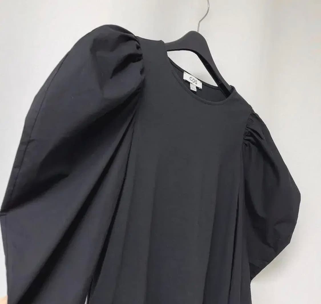 코스 퍼프 슬리브 티 블라우스 블랙 상품이미지4