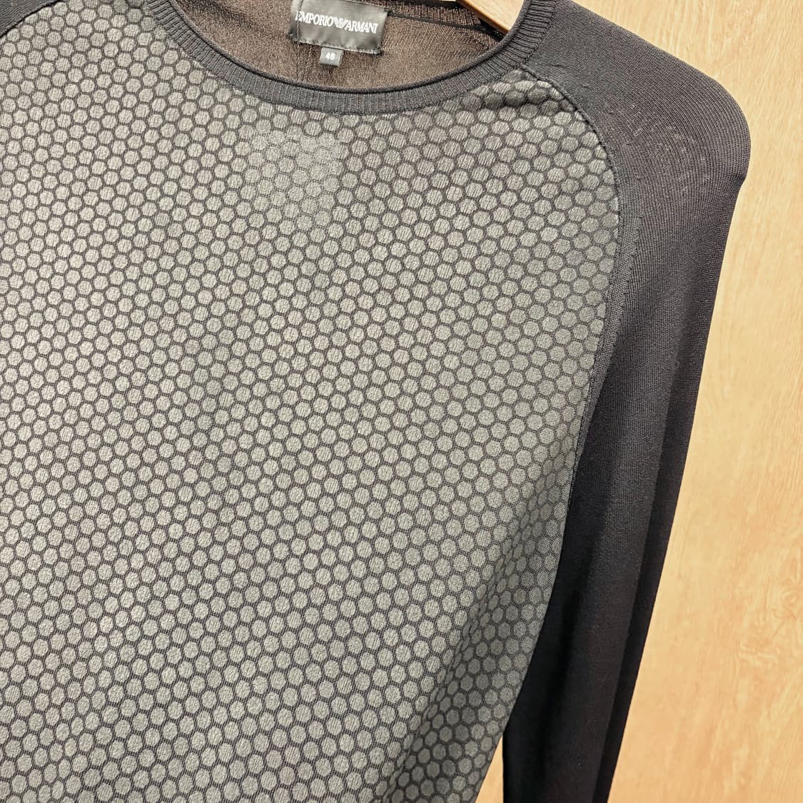엠포리오 아르마니 긴팔 티셔츠 프론트 엠보 패턴 래글런 디테일 블랙 상품이미지6