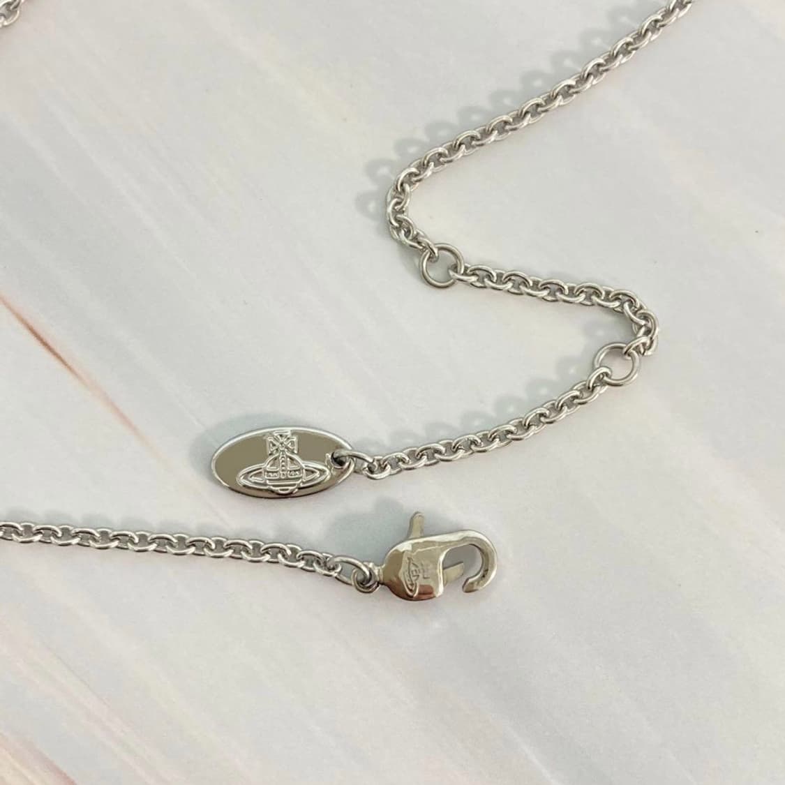 비비언웨스트우드 화이트 실버 크리스탈 3d orb 레터링 팬던트 목걸이 상품이미지7