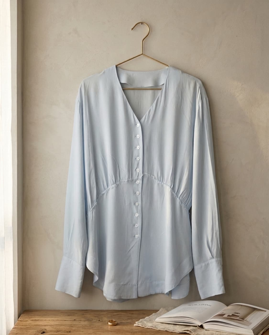 [Matin Kim] 마틴킴 페미닌 셔링 브이넥 블라우스 (스카이블루) 상품이미지1