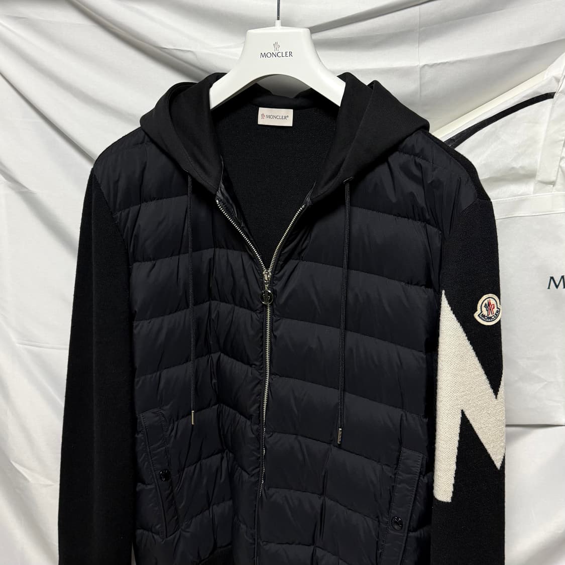 [S+급/2XL] 몽클레어 슬리브 후드 니트패딩 블랙 상품이미지3