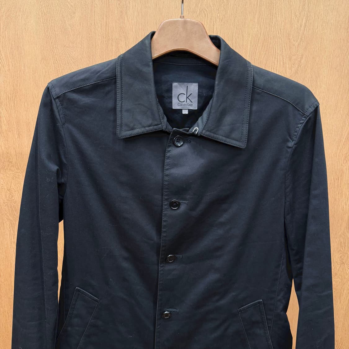 캘빈클라인 미니멀 베이직 카라 자켓 싱글 버튼 사선 포켓 디테일 블랙 상품이미지4