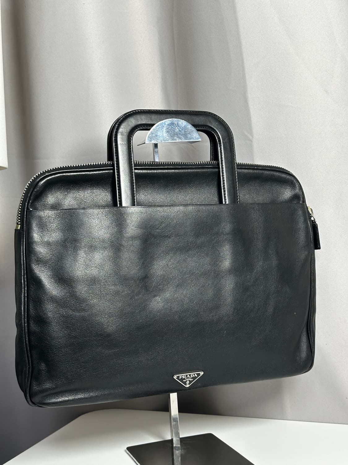 프라다 블랙 카프스킨 슬라이드 핸들 브리프케이스 상품이미지2