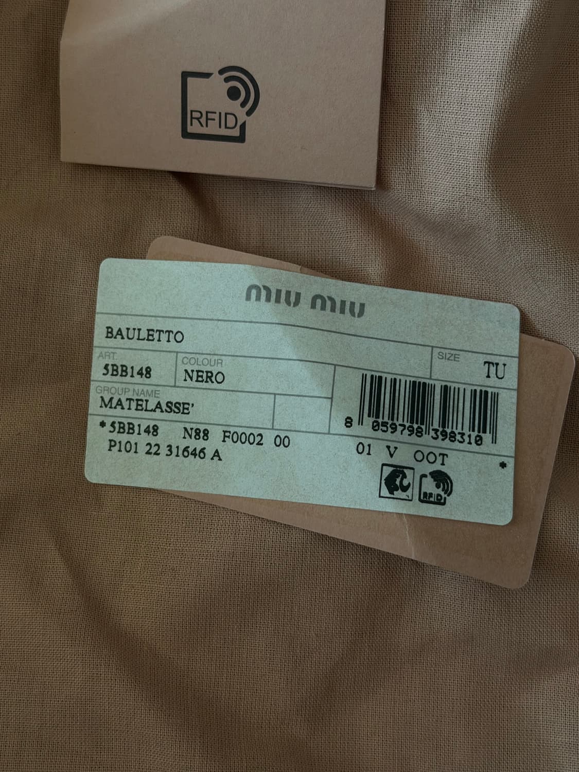 미우미우 마틀라쎄 토트백 블랙  상품이미지4