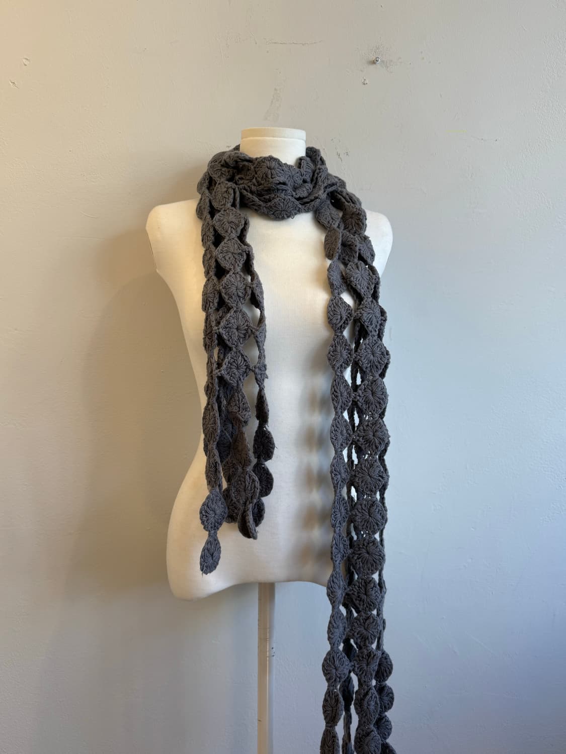 다크그레이 크로셰 스카프 상품이미지1