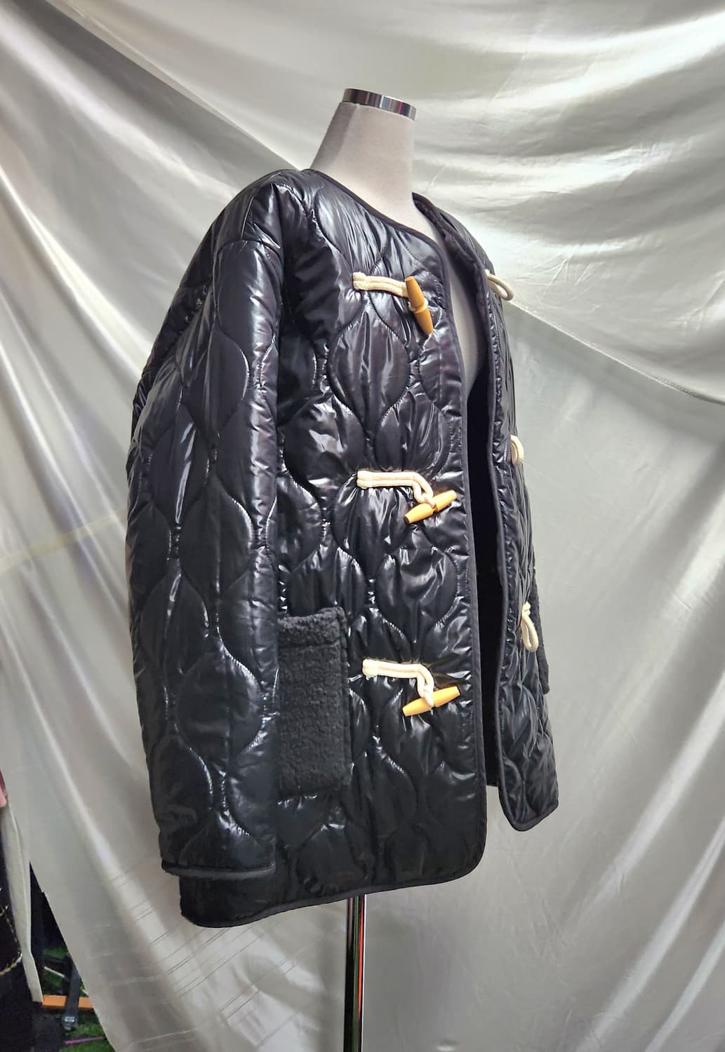 블랙 토글 퀼팅 점퍼🖤 퍼포켓 포인트로 감성 한스푼 상품이미지7