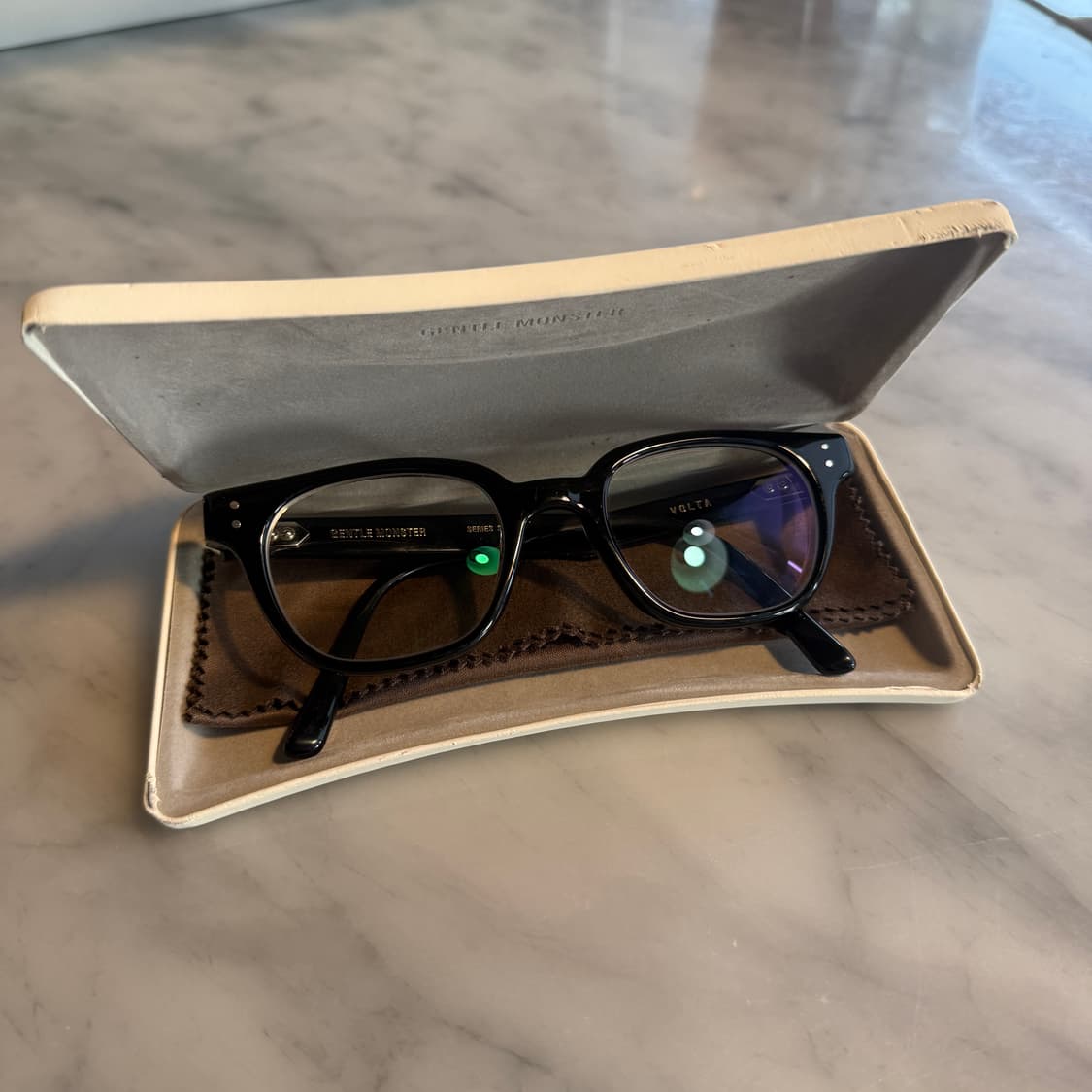 젠틀몬스터 볼타01 블랙 김원중 카리나 착용 상품이미지5