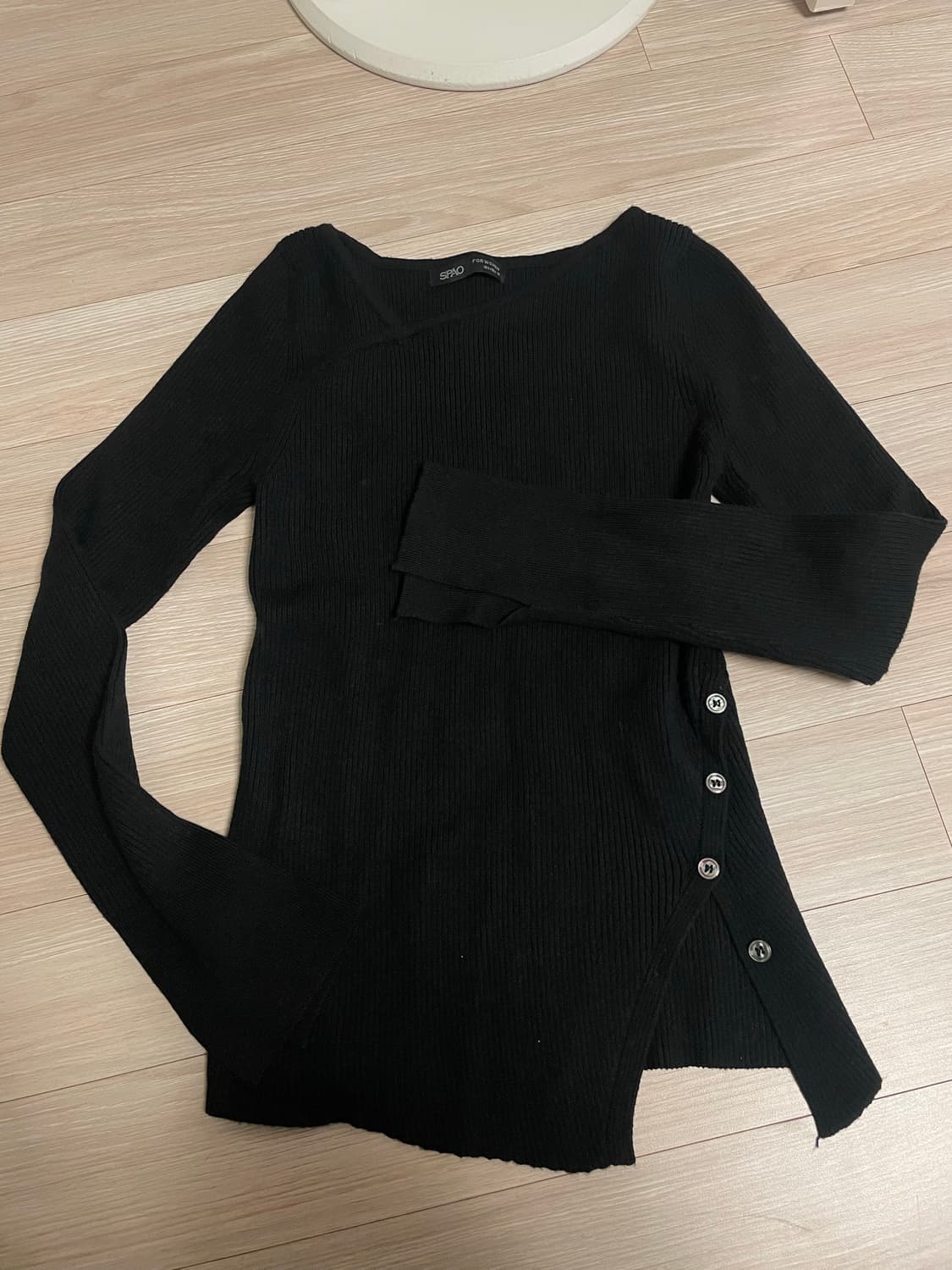 정가35000원)스파오 블랙 트임 니트 M사이즈 니트 맨쿠맨 상품이미지1