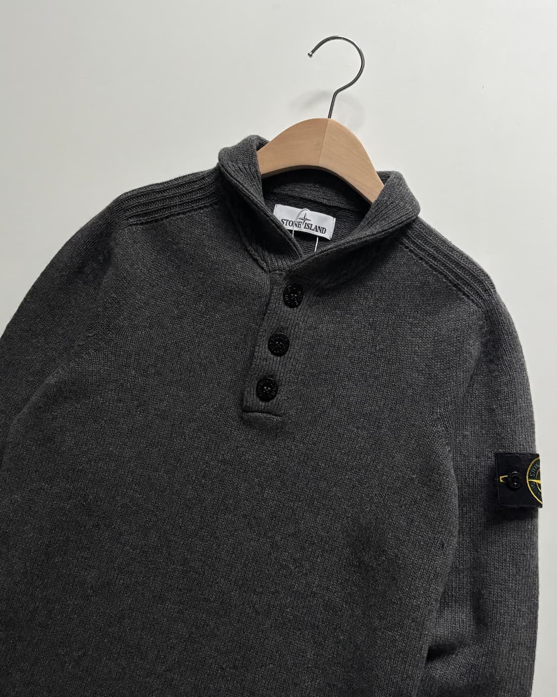 Stone-Island 스톤 아일랜드 차콜컬러 버튼 카라 니트 상품이미지2