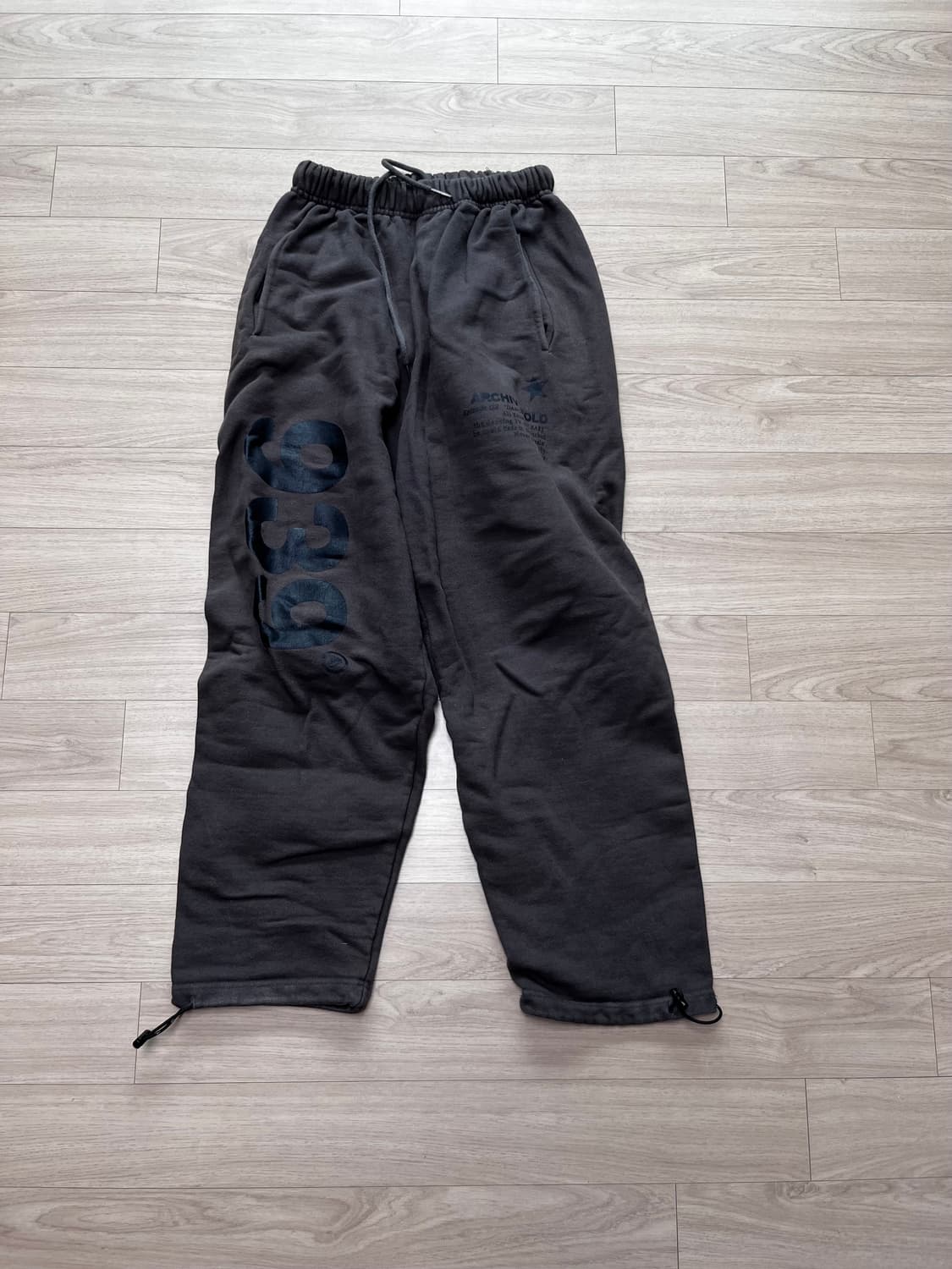 아카이브 볼드 939 LOGO SWEAT PANTS (DARK GRAY) 상품이미지1