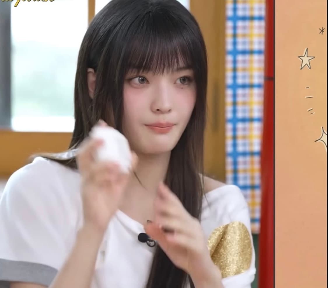 (아일릿 로하 착용) 샵페어리 카울넥 버튼 티셔츠 상품이미지5