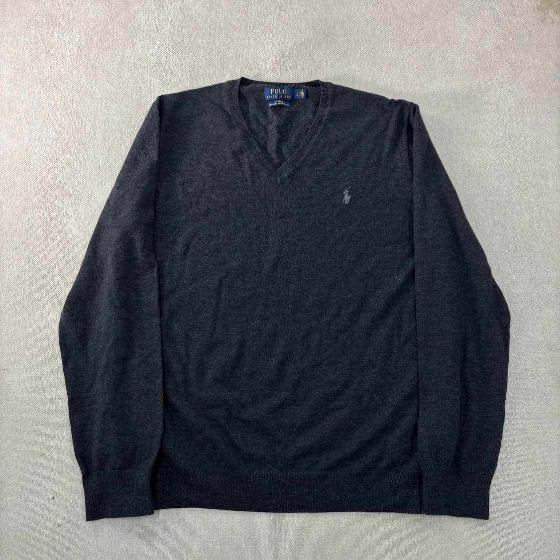100 폴로랄프로렌 피마코튼 브이넥 차콜 니트 상품이미지1