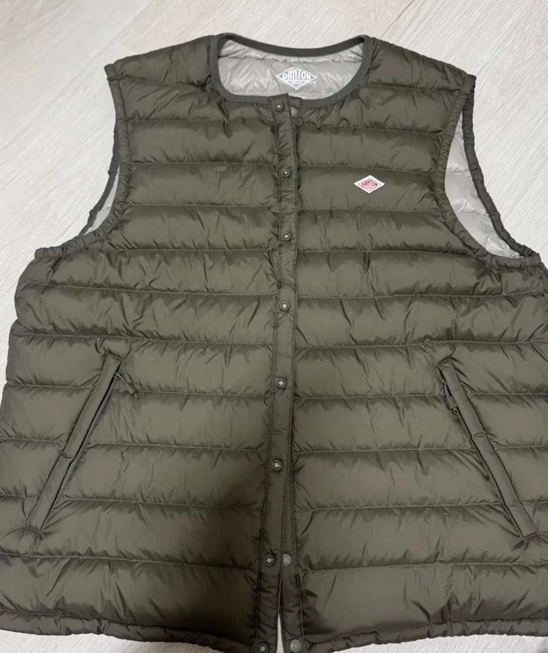 단톤 이너 다운 크루넥 베스트 올리브 XL 판매해요 상품이미지1