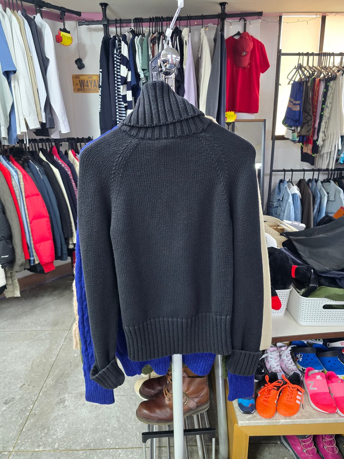 폴로진 블랙 롤넥 니트 스웨터 (1354) 상품이미지2