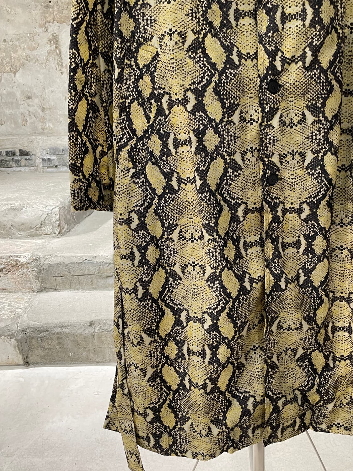 커먼 스웨덴 옐로우 스네이크 스킨 폴리아미드 씬 코트 상품이미지4