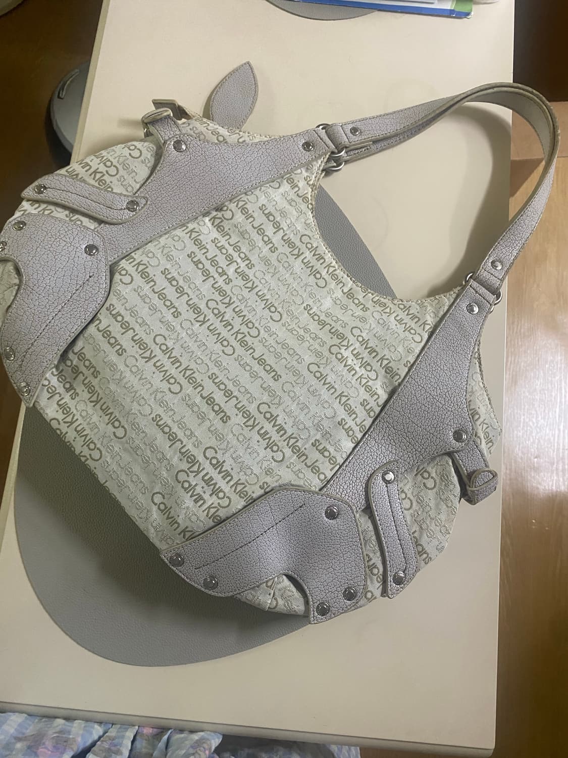 켈빈클라인 빅사이즈숄더백 (그레이앤화이트) 상품이미지4