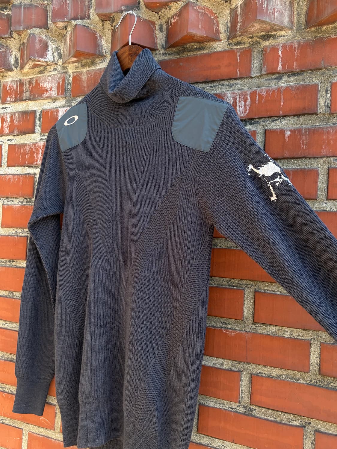 Oakley 터틀넥 니트 숄더 패치 로고 스웨터 상품이미지2