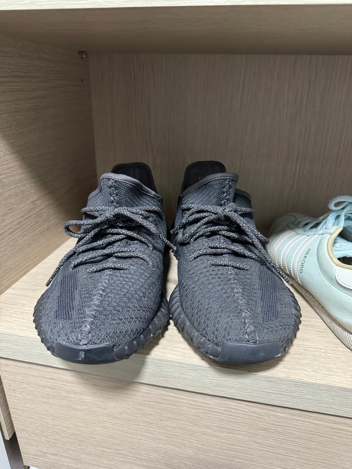 이지부스트 350 v2 블랙 논레플렉티브 상품이미지3