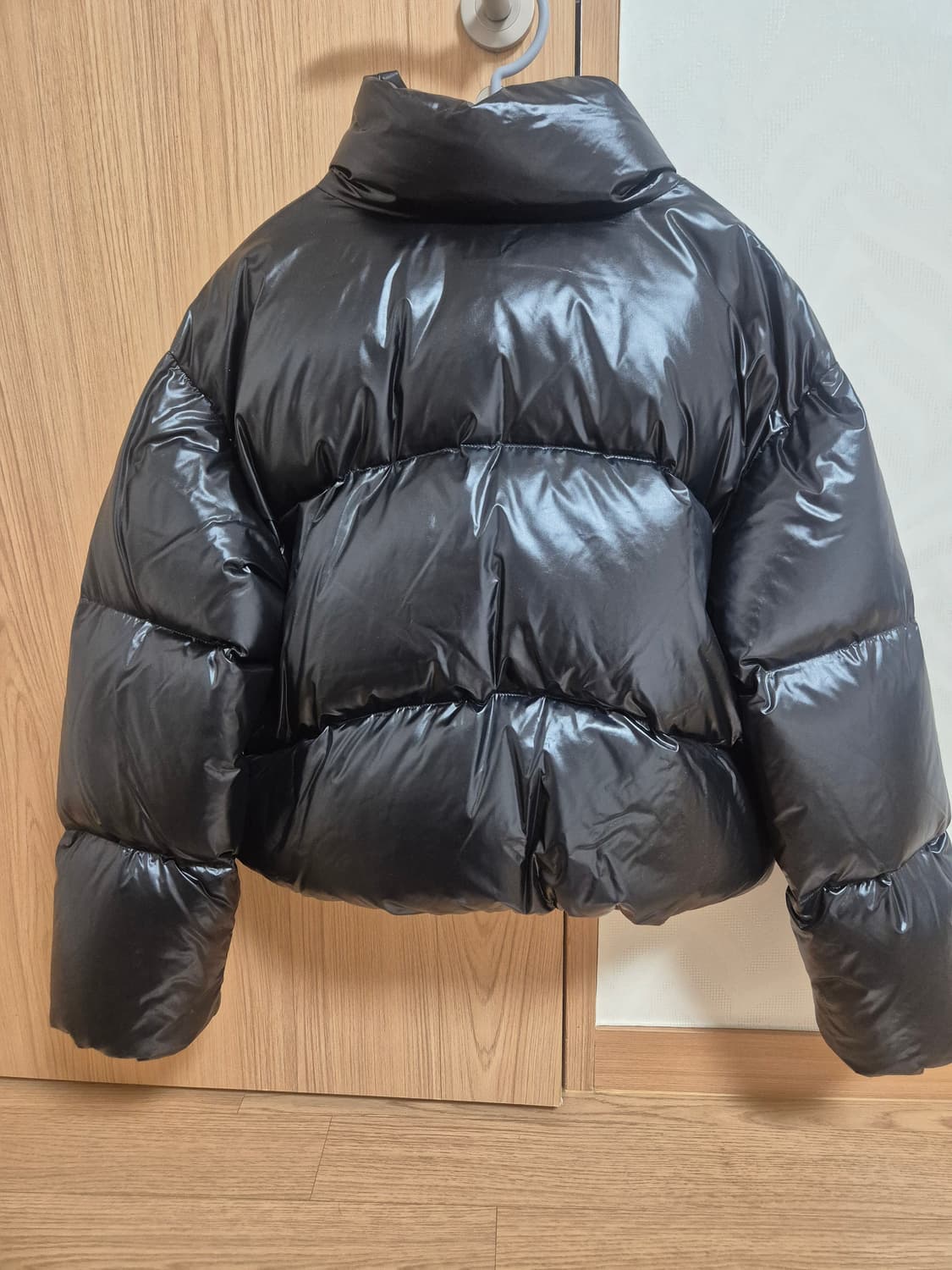 캘빈클라인 블랙 유광 숏패딩 S 상품이미지2