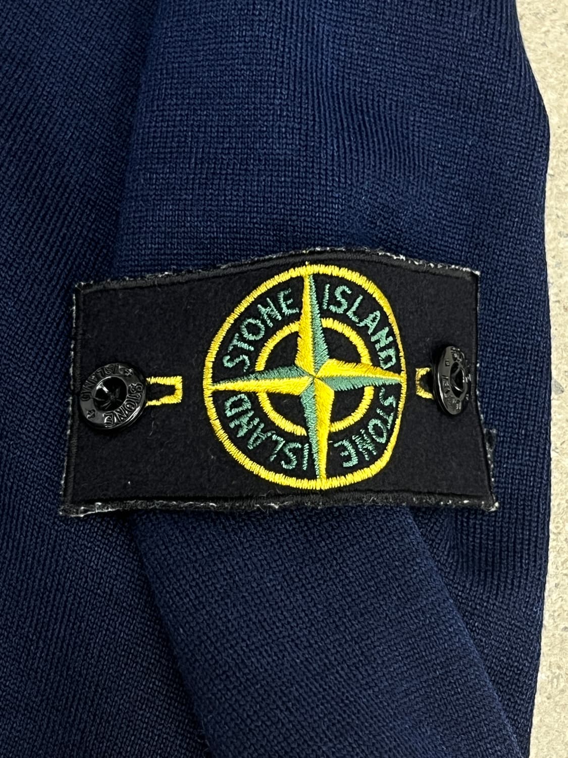 스톤아일랜드 와펜 네이비 워싱 울 V넥 니트 상품이미지5