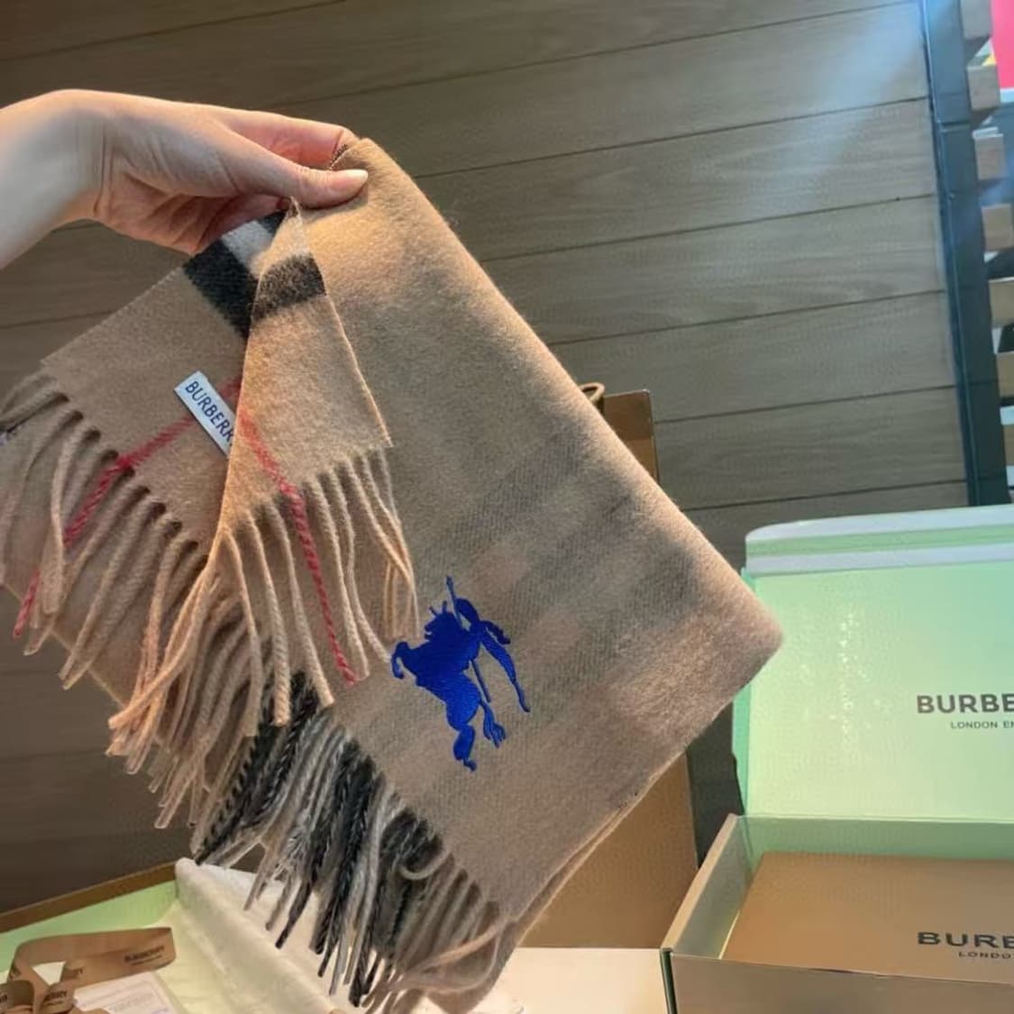 버버리숙녀 리버서블 스카프
 상품이미지3